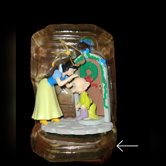 VINTAGE DISNEY PRINCESS SNOW WHITE HOLIDAY ORNAMENT WITH DOPEY AND OPENING DOOR - Picture 13 of 15